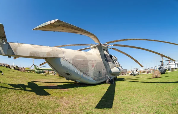 TOGLIATTI, RUSIA - 2 DE MAYO: helicóptero de transporte militar pesado M — Foto de Stock