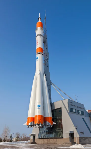 Samara, Ryssland - 10 mars: riktiga "Sojuz" typ raket som monument — Stockfoto