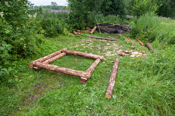 Construcción de pozos de agua de madera en el campo — Foto de Stock
