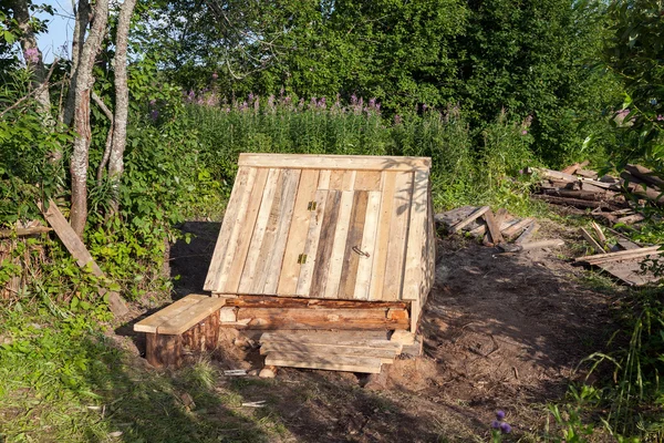 Construcción de pozos de agua de madera en el campo —  Fotos de Stock