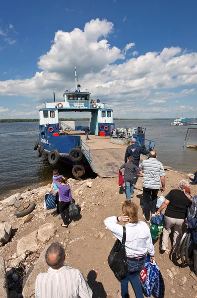 Samara, Rusya Federasyonu - 26 Mayıs: yaz aylarında volga Nehri feribot — Stok fotoğraf
