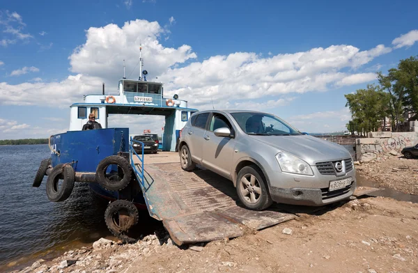 SAMARA, RUSSIA - MAY 26: Ferry across Volga river in summertime — Stock Photo, Image