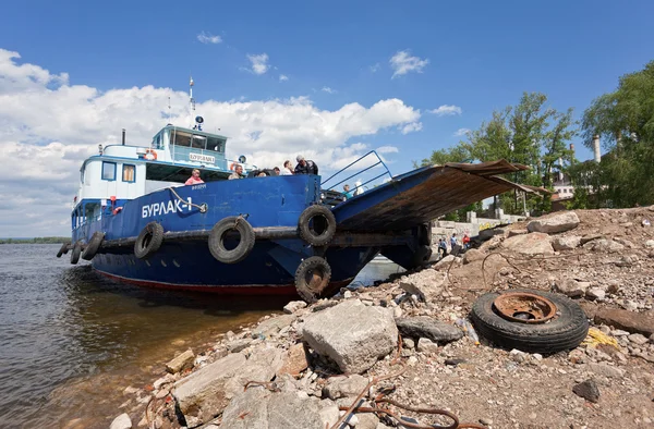 Samara, Rusland - 26 mei: veerboot over de Wolga in de zomer — Stockfoto