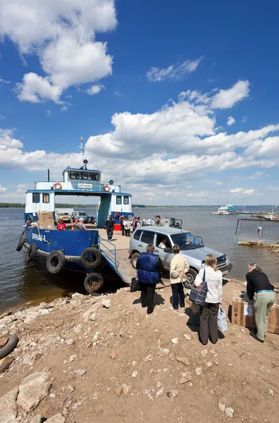 Samara, Rusko - 26. května: trajektem přes řeky Volhy, v létě — Stock fotografie