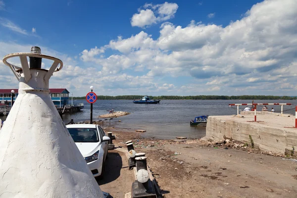SAMARA, RUSSIA - MUNGKIN 26: Ferry menyeberangi sungai Volga di musim panas — Stok Foto