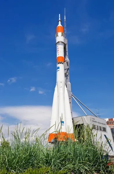 Samara, Rusland - 14 juni: echte "soyuz" type raket als monument o — Stockfoto