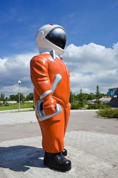 翅果，俄罗斯 — — 6 月 14 日： 雕塑"宇航员"旁边的缪斯 — 图库照片