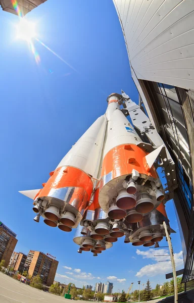 SAMARA, RÚSSIA - 25 de abril: foguete tipo "Soyuz" real como monumento — Fotografia de Stock