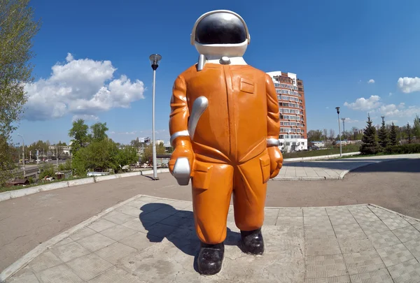 SAMARA, RUSSIA - APRIL 25: Sculpture "Cosmonaut" next to the mus — Stock Photo, Image