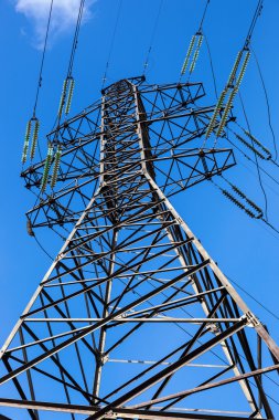 yüksek gerilim elektrik pilon mavi gökyüzü
