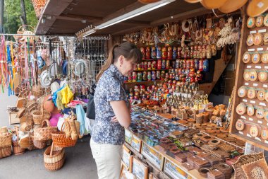 Novgorod - Ağustos 10: genç kadın Rus el yapımı souven seçin