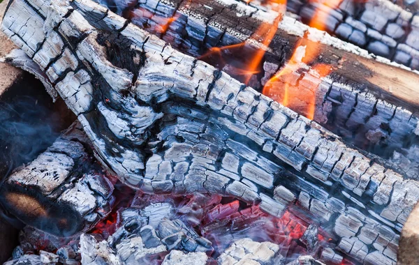 Nahaufnahme eines warmen Feuers, das in einem Lagerfeuer brennt — Stockfoto