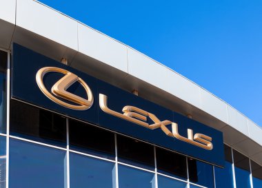 Samara, Rusya Federasyonu - 20 Ekim: mavi gökyüzü backgr amblemi Lexus'ta