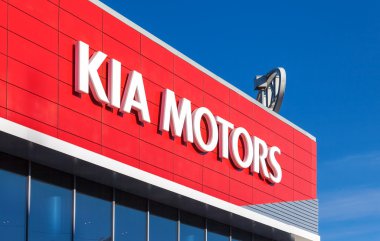 Samara, Rusya Federasyonu - 20 Ekim: amblem kia motors mavi gökyüzü b