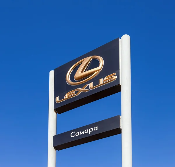 Самара, Російська Федерація - 20 жовтня: lexus емблема на Синє небо фонової м — стокове фото