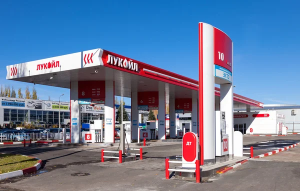 SAMARA, RUSSIA - 20 OTTOBRE: distributore di benzina Lukoil il 20, 2 ottobre — Foto Stock