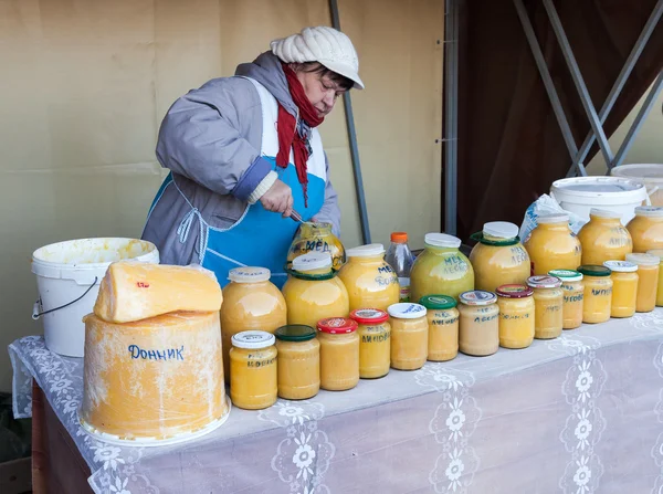 SAMARA, RÚSSIA - OUTUBRO 20: Mulheres vendedoras de mel no comércio — Fotografia de Stock