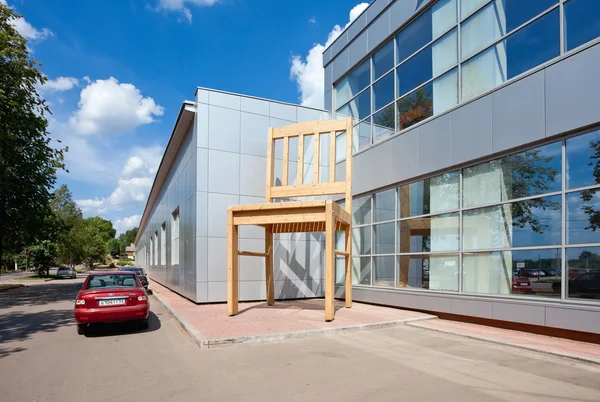 Borovichi, russland - 20. juli: riesiger stuhl in der nähe der fabrik borovi — Stockfoto
