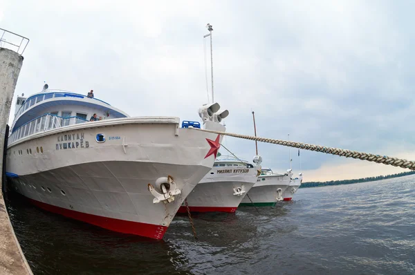 SAMARA, RUSSIA - JUNE 11: River cruise passenger ships at the mo — Stock Photo, Image