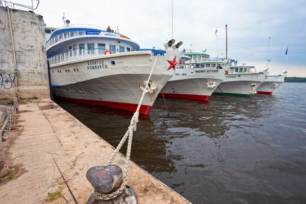 SAMARA, RUSSIA - JUNE 11: River cruise passenger ships at the mo — Stock Photo, Image