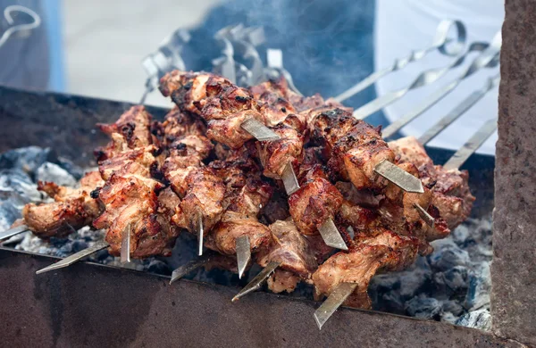 Preparazione di fette di carne in salsa in fuoco — Foto Stock