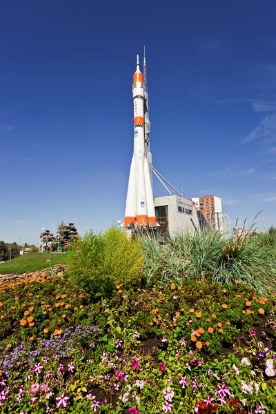 SAMARA, RUSSIA - SEPTEMBER 1: Real Soyuz spacecraft as monument — Stock Photo, Image