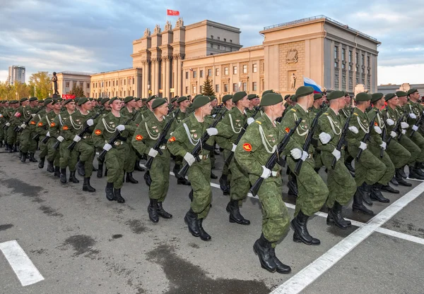 SAMARA, RÚSSIA - MAIO 6: Ensaio de desfile antes do Dia do Victo — Fotografia de Stock