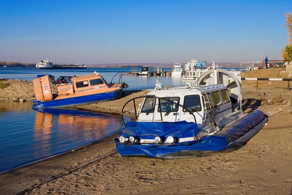 SAMARA, RUSSIA - OCTOBER 20: Hovercraft on the bank of Volga riv — Stock Photo, Image