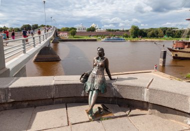 Novgorod, Rusya Federasyonu - Ağustos 10: turist kıza Ağustos Anıtı