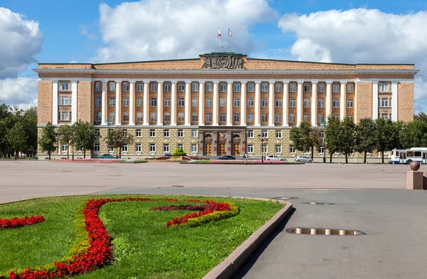 ВЕЛИКИ НОВГОРОД, РОССИЯ - 10 АВГУСТА: Администрация области — стоковое фото