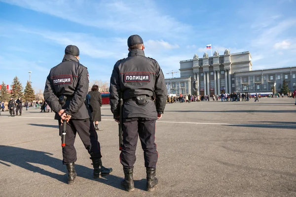 САМАРА, РОССИЯ - 7 НОЯБРЯ: Российская полиция на центральной площади — стоковое фото