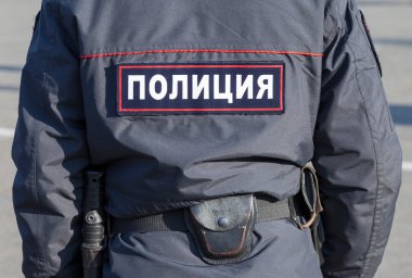 Rus polis üniforması giyen midsection