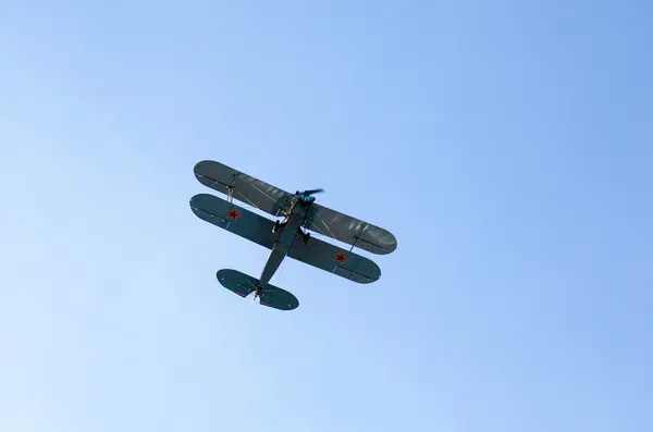 Avion russe rétro dans le ciel bleu — Photo
