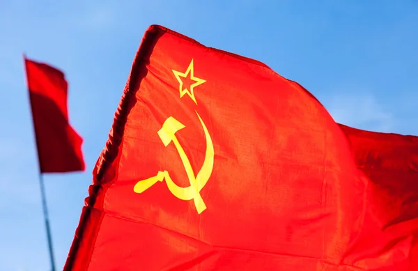 Bandera roja ondeando sobre el fondo azul del cielo — Foto de Stock