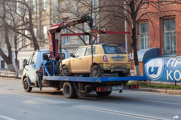 Samara, russland - 7. november: evakuierungsfahrzeug für verkehrsgambe — Stockfoto