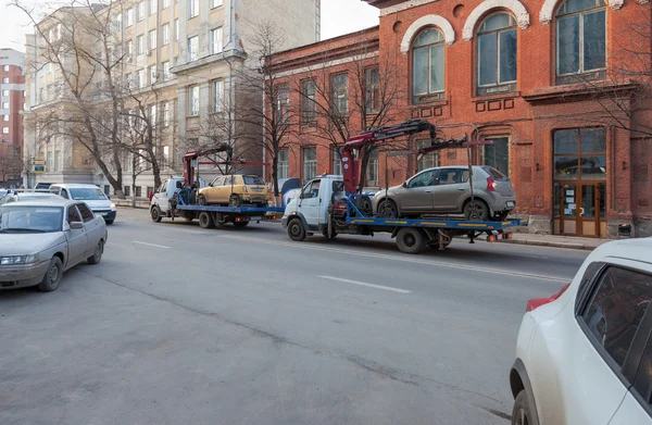 SAMARA, RUSSIA - NOVEMBER 7: Evacuation vehicle for traffic viol — Stock Photo, Image