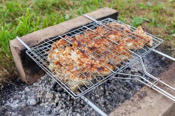 Barbecue avec délicieuse viande grillée sur le gril — Photo