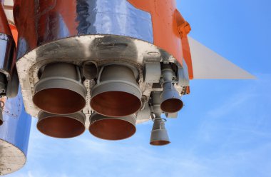 Mavi gökyüzü arka plan üzerinde alan roket motoru detayları