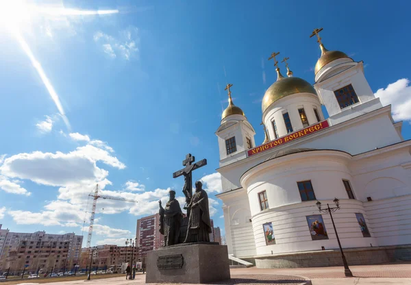 Ryssland, samara - 24 april: domkyrkan Kyrillos och Methodios på en — Stockfoto