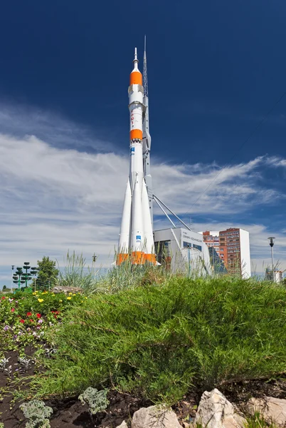 Samara, Oroszország - június 14-én: igazi "Szojuz" típusú rakéta, mint o emlékmű — Stock Fotó