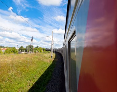 Tren demiryolu ile yaz günü, kırsal gidiyor..