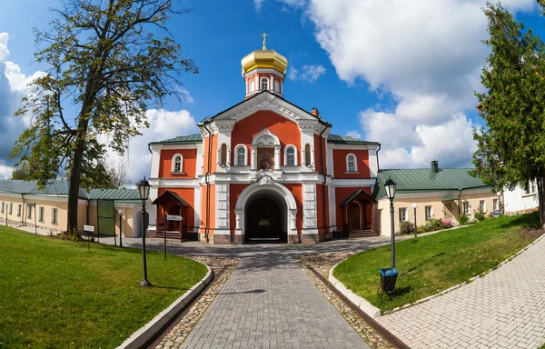 俄罗斯东正教大教堂。在瓦尔代，俄罗斯的 iversky 修道院. — 图库照片