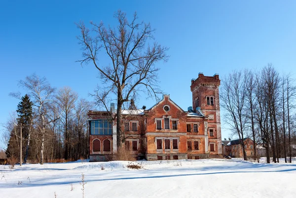 Antiguo edificio de ladrillo en un día de invierno en Borovichi, Rusia —  Fotos de Stock