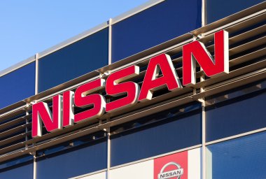 Samara, Rusya Federasyonu - 24 Kasım: mavi gökyüzü geri üzerinde amblemi nissan