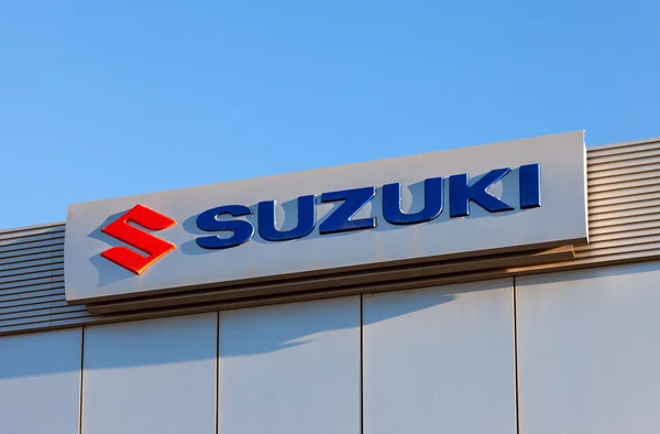 SAMARA, RUSIA - 24 DE NOVIEMBRE: El emblema Suzuki sobre el cielo azul, N — Foto de Stock