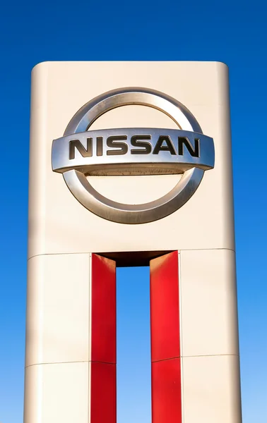 SAMARA, RUSIA - 24 DE NOVIEMBRE: El emblema Nissan en el cielo azul — Foto de Stock