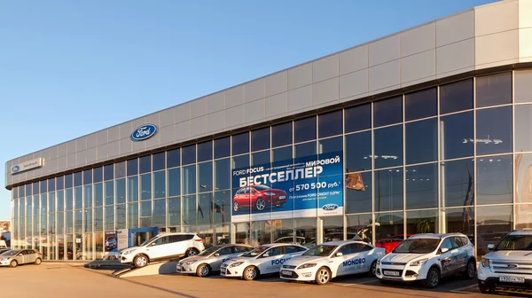 SAMARA, RUSSIA - 24 NOVEMBRE: Costruzione di un rivenditore ufficiale Ford , — Foto Stock