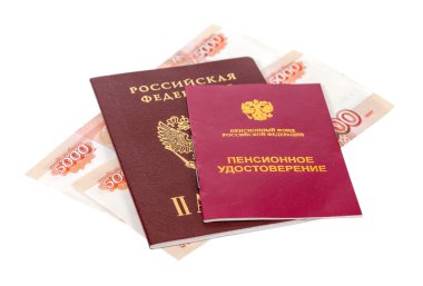 Rus emeklilik belgesi ve pasaport üzerinde beyaz backg izole