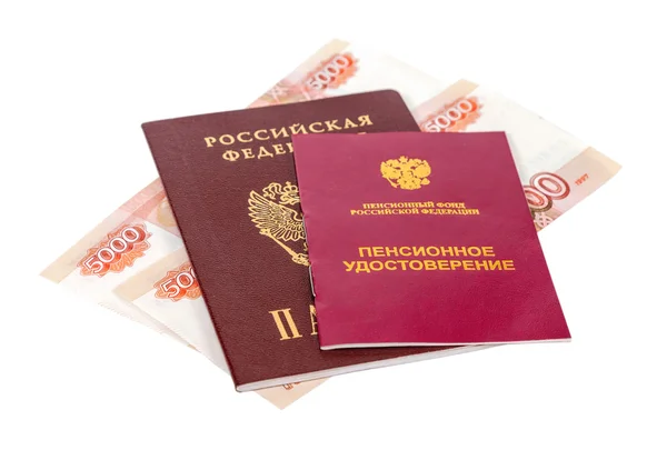 Rus emeklilik belgesi ve pasaport üzerinde beyaz backg izole