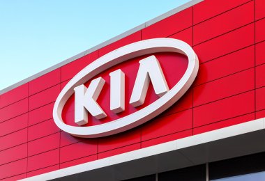 Samara, Rusya Federasyonu - 23 Kasım: mavi gökyüzü üzerinde amblemi kia motors